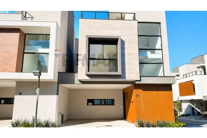 Triplex em Condomínio com 3 Suítes no Bacacheri