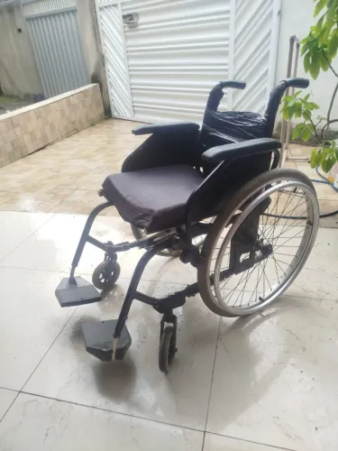Cadeira de rodas básica 