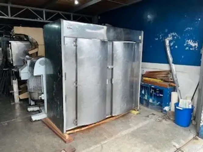 geladeira inox- 2 portas -para açougue- funcionando - precisa repregar o fundo- ac.propost