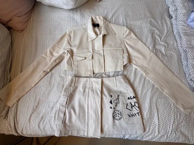 Conjunto de jaqueta com saia da CAOS