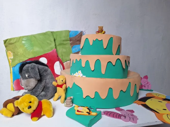 Bolo fake para festa infantil ursinho Pooh com personagens e acessórios