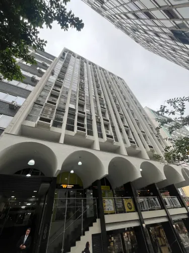 Alugo sala comercial com 6 consultórios de alto padrão no centro de Florianópolis