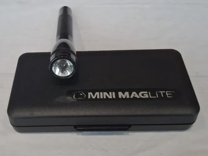 Mini lanterna made in USA preta AA Maglite de 2 pilhas