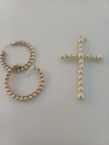 Pingente crucifixo e 01 par brincos