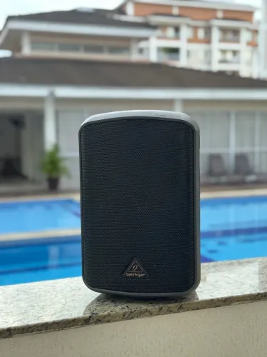 Caixa de som Behringer Europort MPA100BT + Brinde (Santo Ângelo Cabo 2m para microfone)