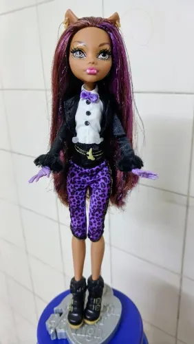 Boneca monster high com elástico preto