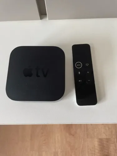 Aparelho Apple TV com controle remoto e cabo de tomada
