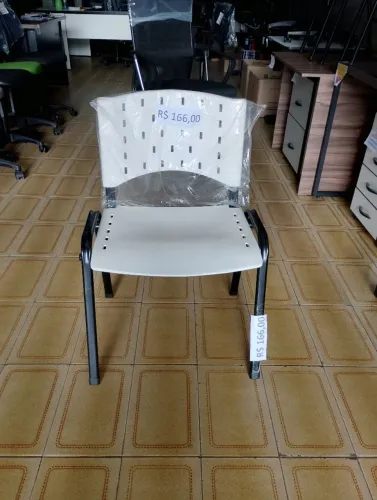 Cadeira PVC base de aço 
