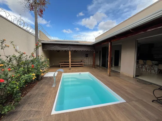 Excelente Casa de 03 suítes com sala comercial no Setor Jardim Serrano