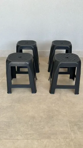 4 banquinhos banquetas de plástico preto