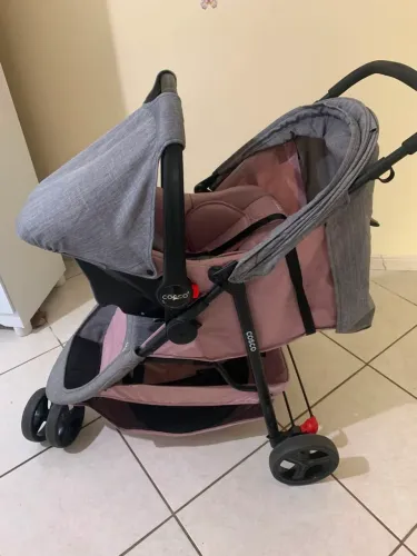 Carrinho de bebê, mais bebê conforto mais base Cosco.
