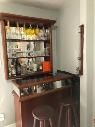 Bar de Madeira com 2 Bancos 