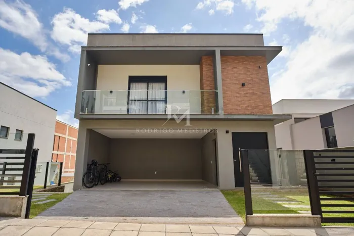 Casa em condomínio fechado com quintal, piscina e 4 suítes no Itacorubi, Florianópolis.