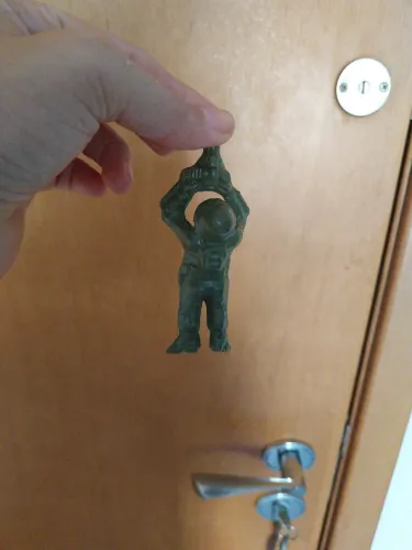 Antigo soldadinho miniatura em baquelite da balila anos 70 usado e leva um de brinde