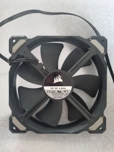 Kit 6 Ventoinhas Premium (5 Corsair ML140 Pro + 1 XPG)