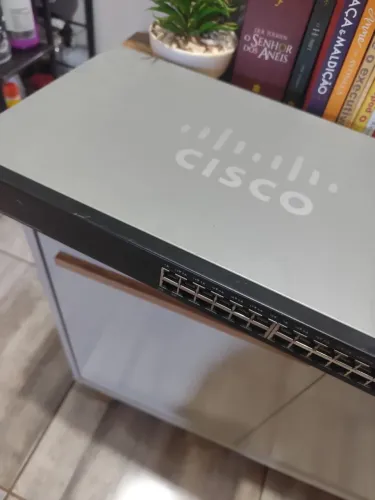 Switch Cisco SF300-24 - 24 Portas 10/100 Managed Switch