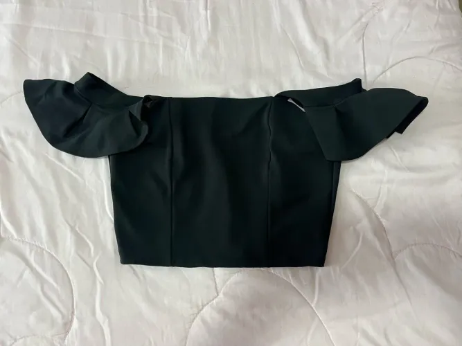 Cropped preto ombro a ombro com babados