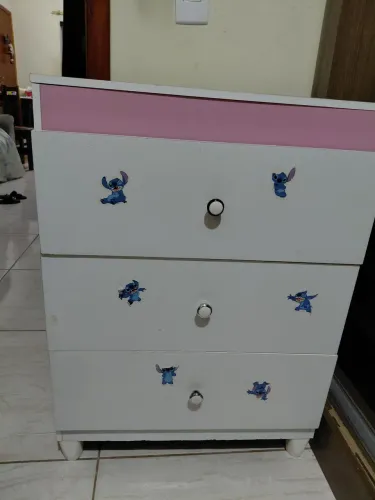 Vendo cômoda infantil com 3 gavetas