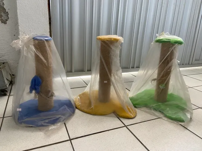 Vendo três arranhadores para gatos