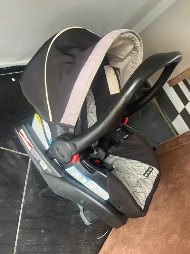 Bebê conforto com base para carro 