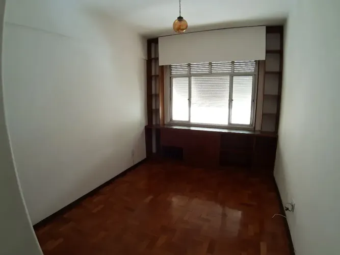 Apartamento para venda tem 56 metros quadrados com 2 quartos em Copacabana - Rio de Janeir