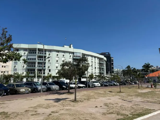Cerdes Mares de 3 Quartos a Poucos Passos da Praia do Forte  Cabo Frio