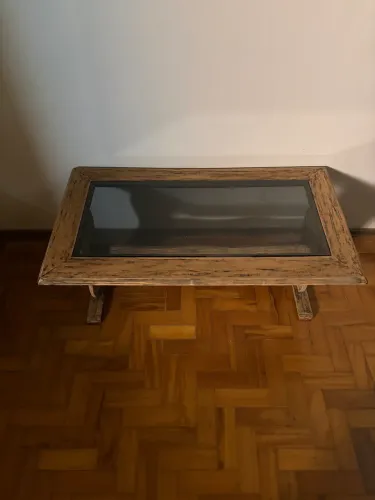 Mesa de centro de madeira e tampo de vidro