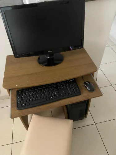 Computador completo e mesa