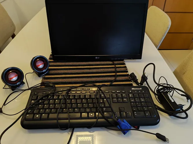 Monitor, teclado e 02 caixa de som