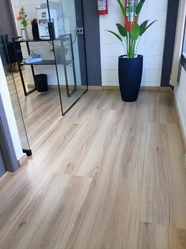 Pisos Vinílicos e Laminados, Rodapés, Piso sobre piso - Venda e Instalação