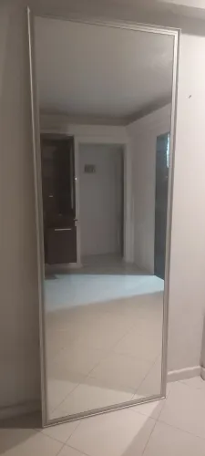 Espelho com moldura de alumínio. Tamanho 2.20 altura × 0,80 largura.