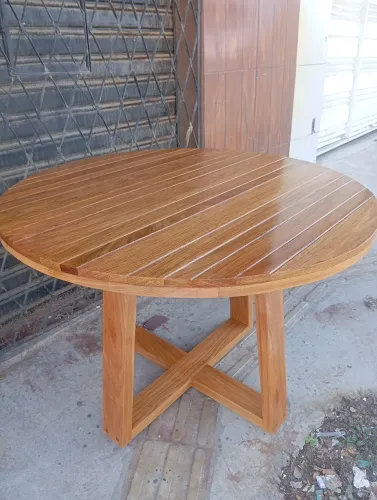 Mesa com 1,10m de diâmetro selada com um verniz natural fosco de Alta resistência!