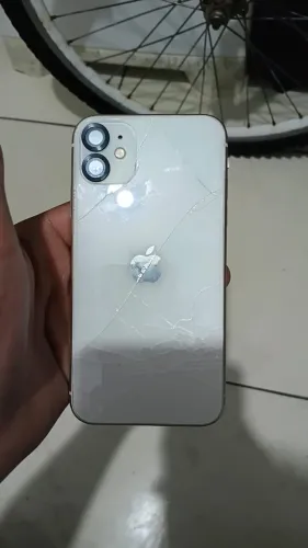 Vendo iPhone 11 128GB R$800. Bateria 72%. Detalhe na tela e fundo.