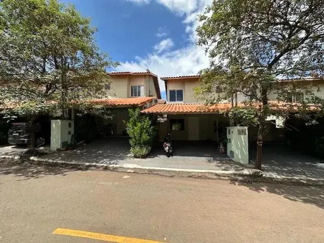 Casa de Condomínio a venda na  Vila São Luiz em Goiânia - GO.