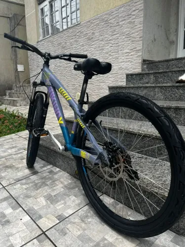 Bicicleta VikingX Tuff Freeride/Grau - Freio Hidráulico, Suspensão RST e Pneu Balão
