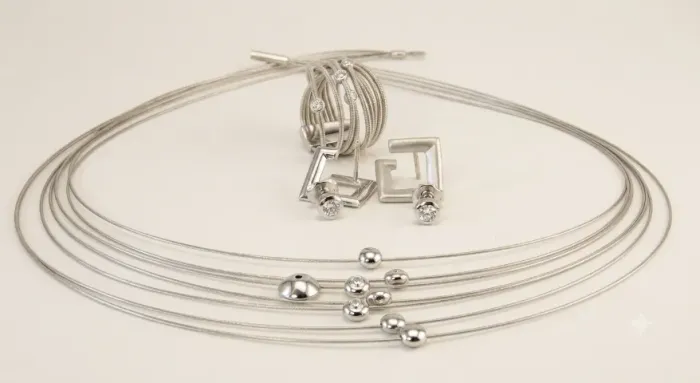 Conjunto de cola, brinco e Anel de Ouro Branco com Diamante HStern