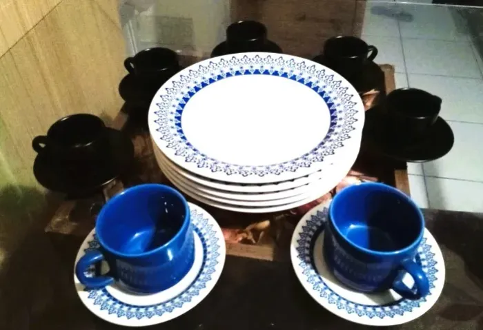 Conjunto de pratos e xícaras