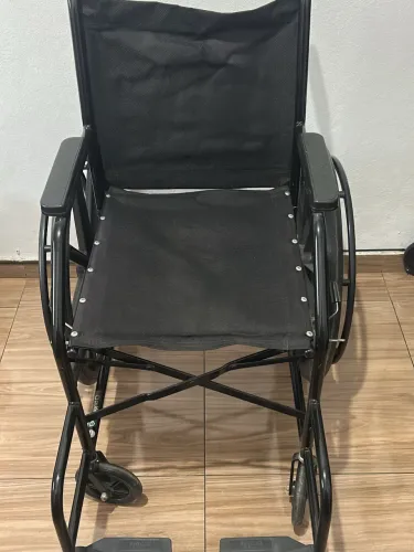 Vende-se cadeira de rodas