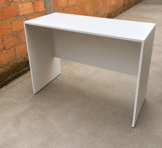 Mesa/Escrivaninha em  MDF, em promoção. tamanho 1.10x48x76