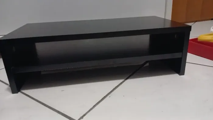Suporte para monitor em madeira cor preto
