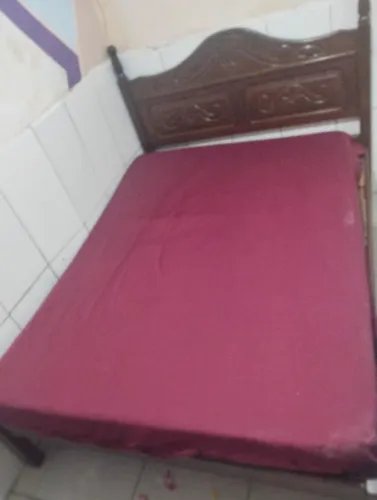 Cama de casal de madeira + colchão 