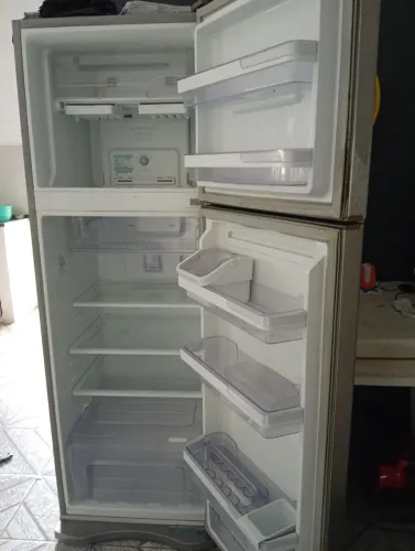 Vende-se geladeira com vasamento de gás