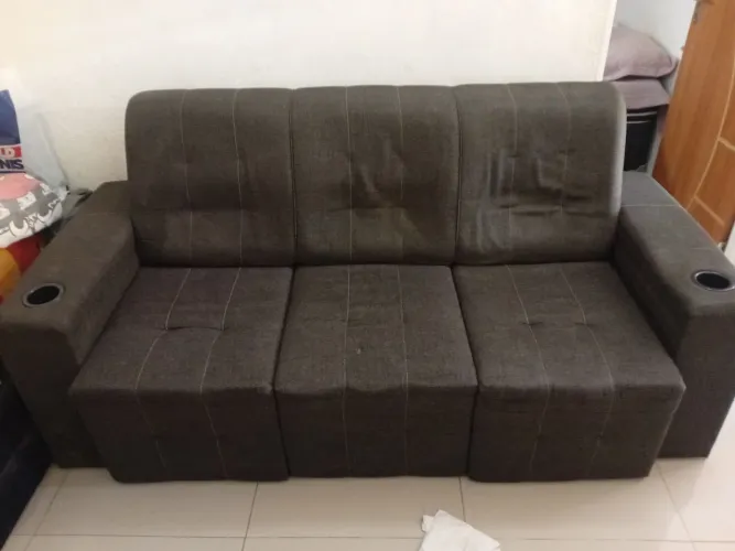 Vende-se um sofá retrátil de três lugares e um rack semi novo