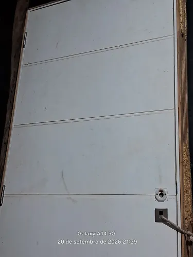 porta de madeira branca com detalhes em frisos horizontais