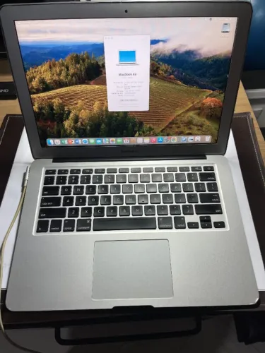 Macbook Air i5 1.7Ghz com Mac OS Sonoma 16.6.1. Bateria ótima! Apenas 155 ciclos.