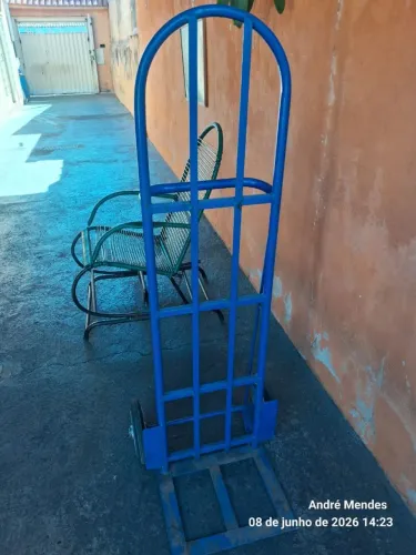 Vendo um carrinho de carga suporta até 400 kilos carrinho muito bom
