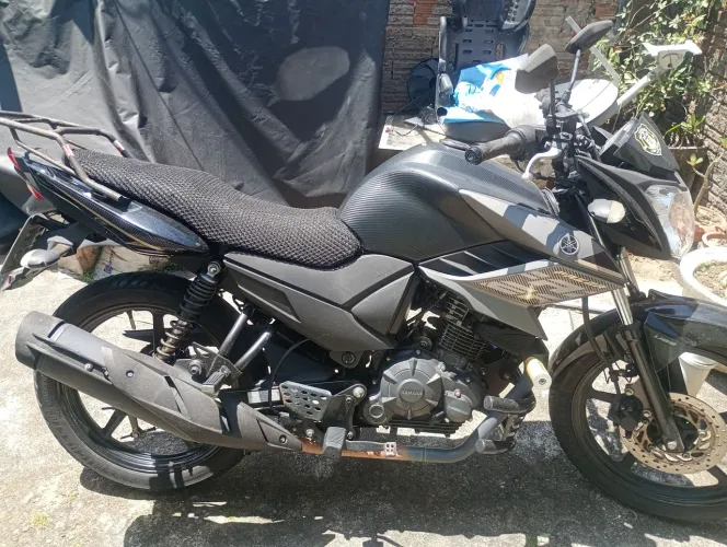 Vende-se moto Yamaha fazer 150 com 27.000 km rodados único dono dois pneus Michelin novo