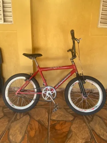 Bicicleta com rodas bmx
