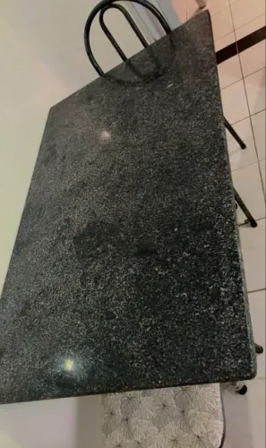 Mesa de mármore quatro cadeiras incluso mas com capacidade de seis cadeiras