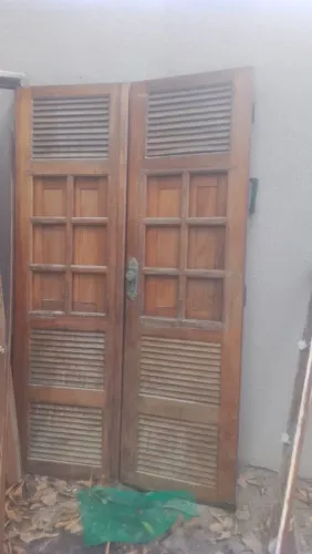 Portas e janelas de madeira de lei,duas janelas, de 50 cm, medida 1 00x2.20 mts com portal